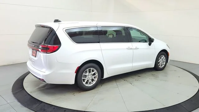 New 2027 Bright White Clear-Coat Exterior Paint Chrysler Select image 10
