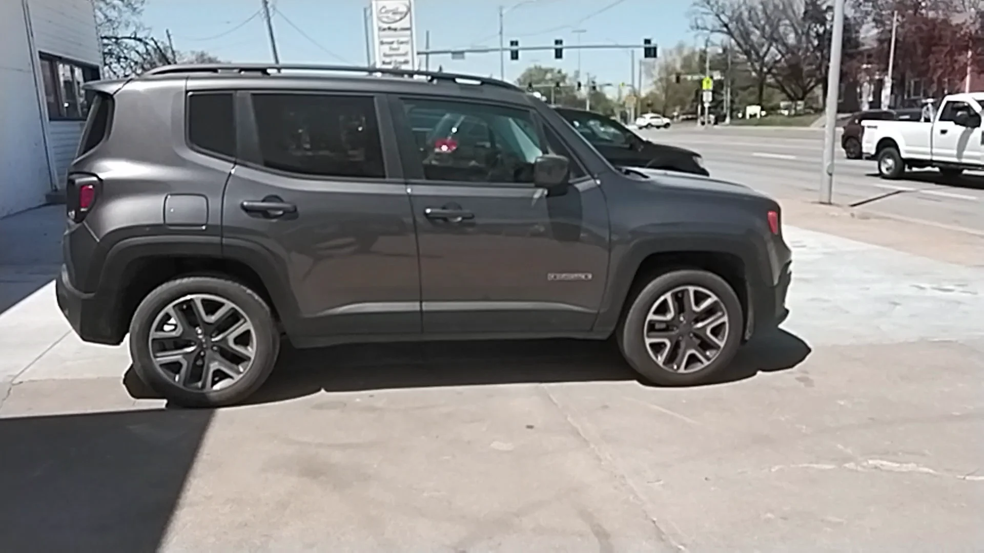 Used 2017 Gray Jeep LATITUDE image 4