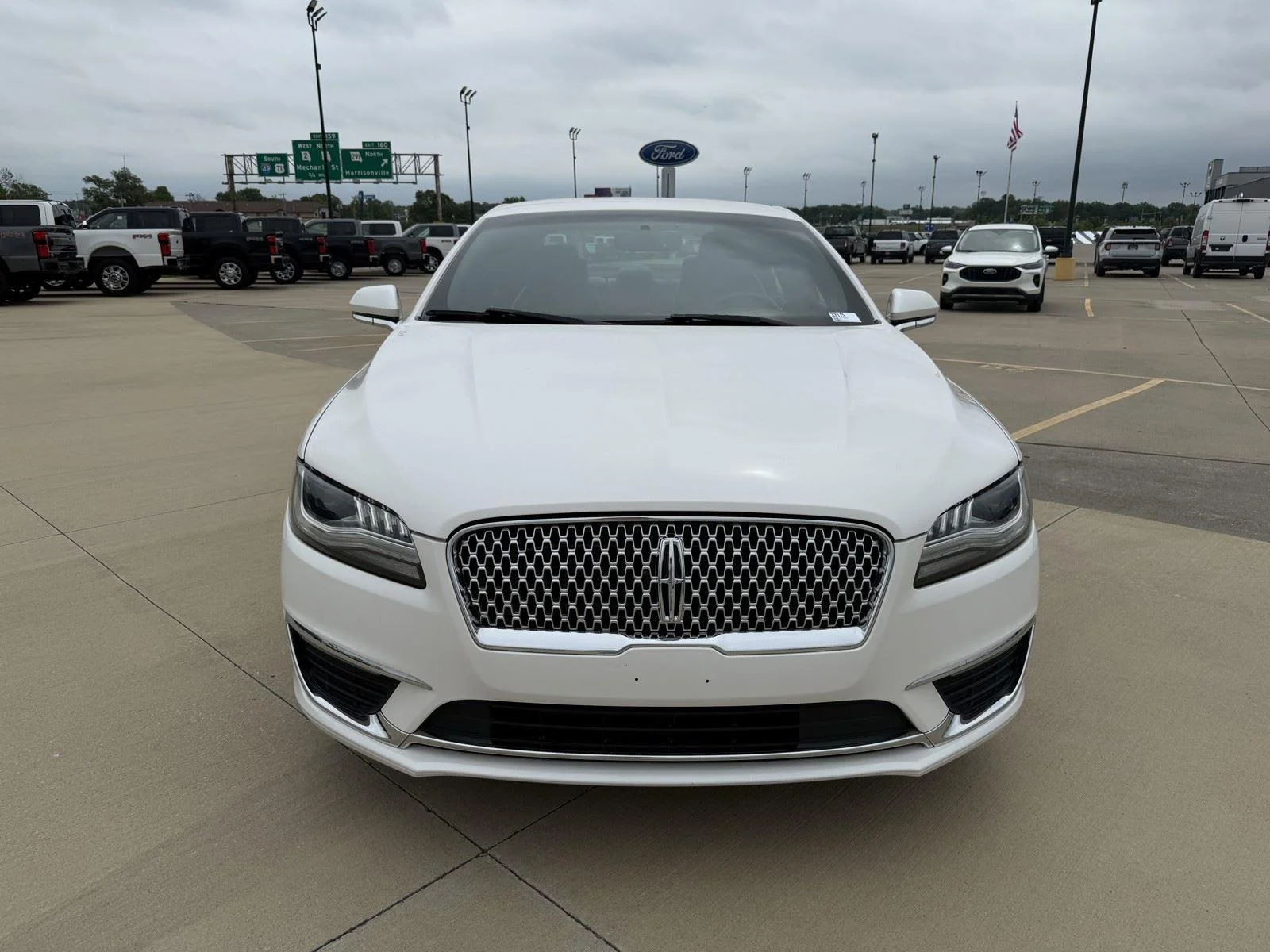 Used 2017  LINCOLN PREMIERE FWD image 3