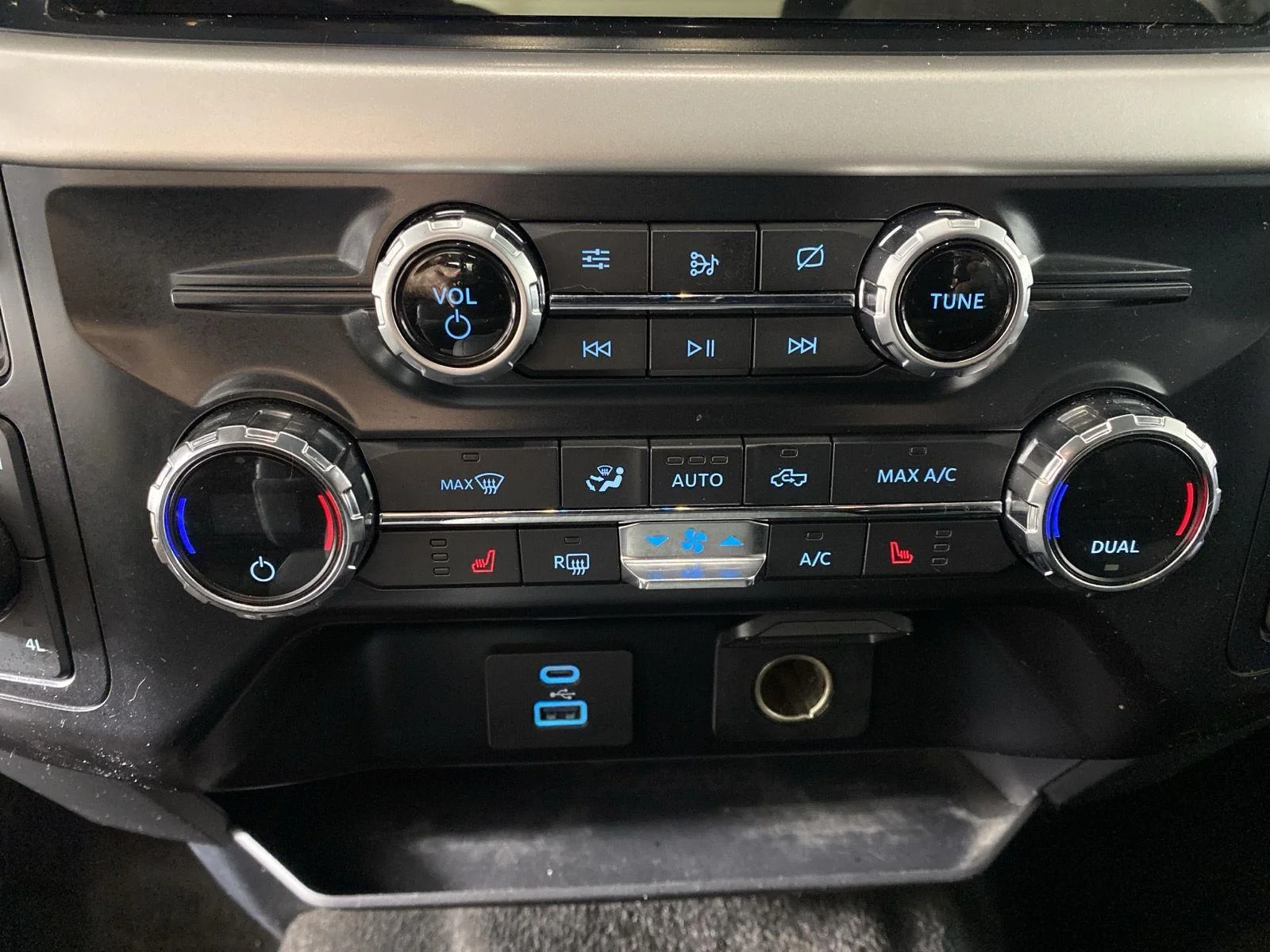 Used 2021 Antimatter Blue Ford XLT image 23