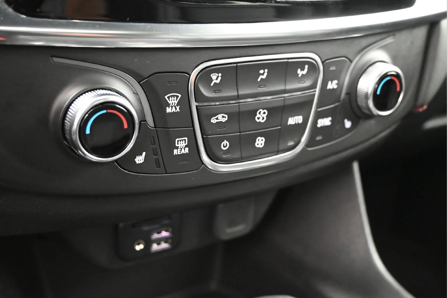 Used 2023 SUMMIT WHITE Chevrolet RS image 22