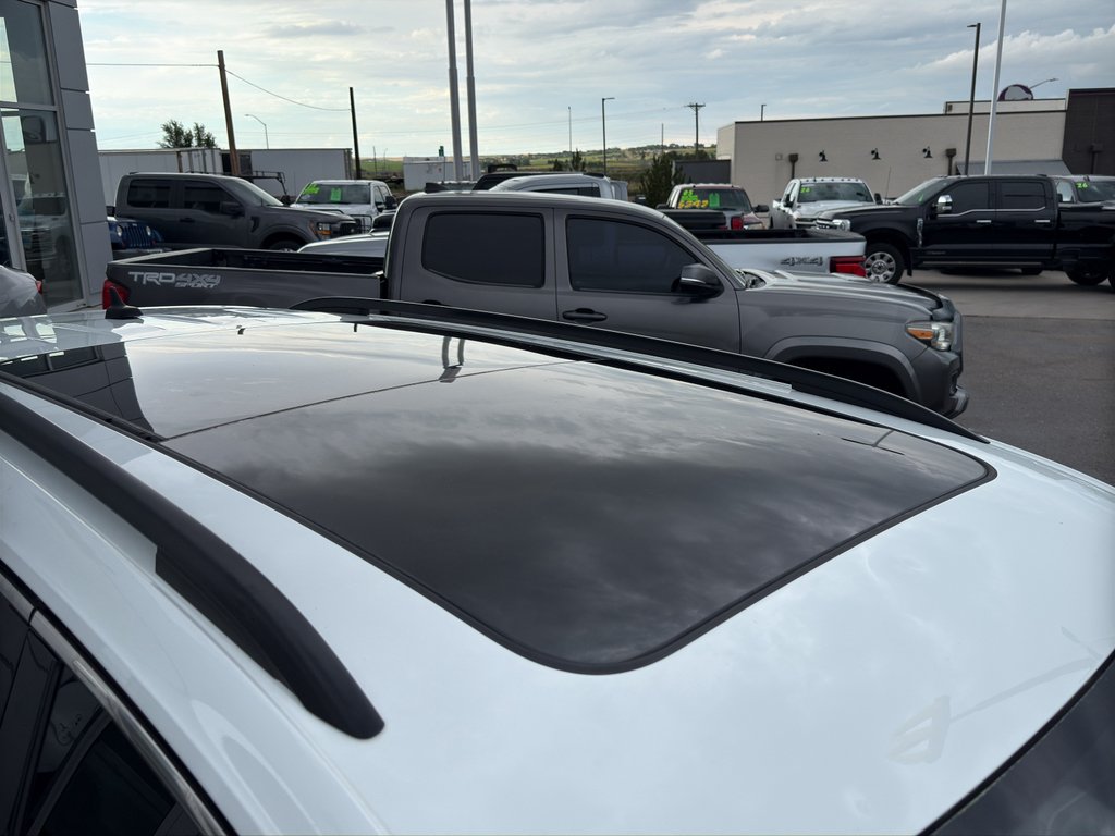Used 2020 White Volkswagen SE image 40