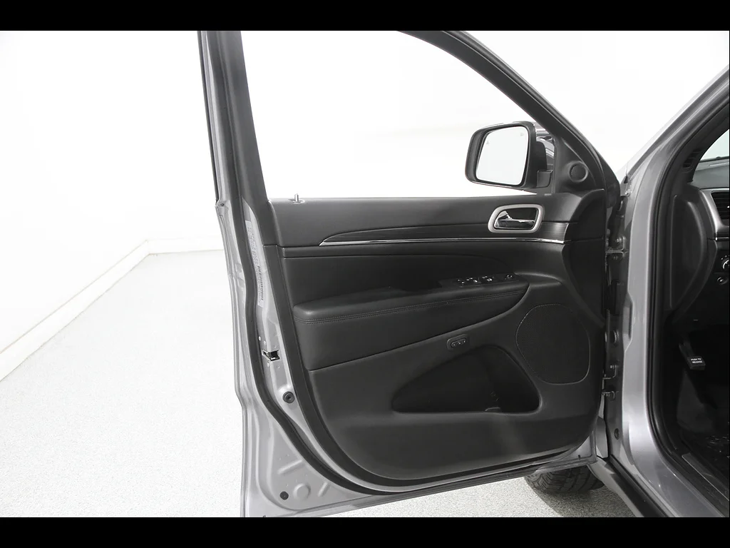 Used 2020 Billet Silver Metallic Clear Coat Jeep Limited image 4