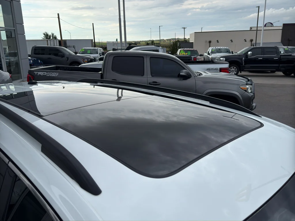 Used 2020 White Volkswagen SE image 40