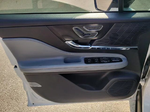 Used 2022 White Lincoln Standard image 17