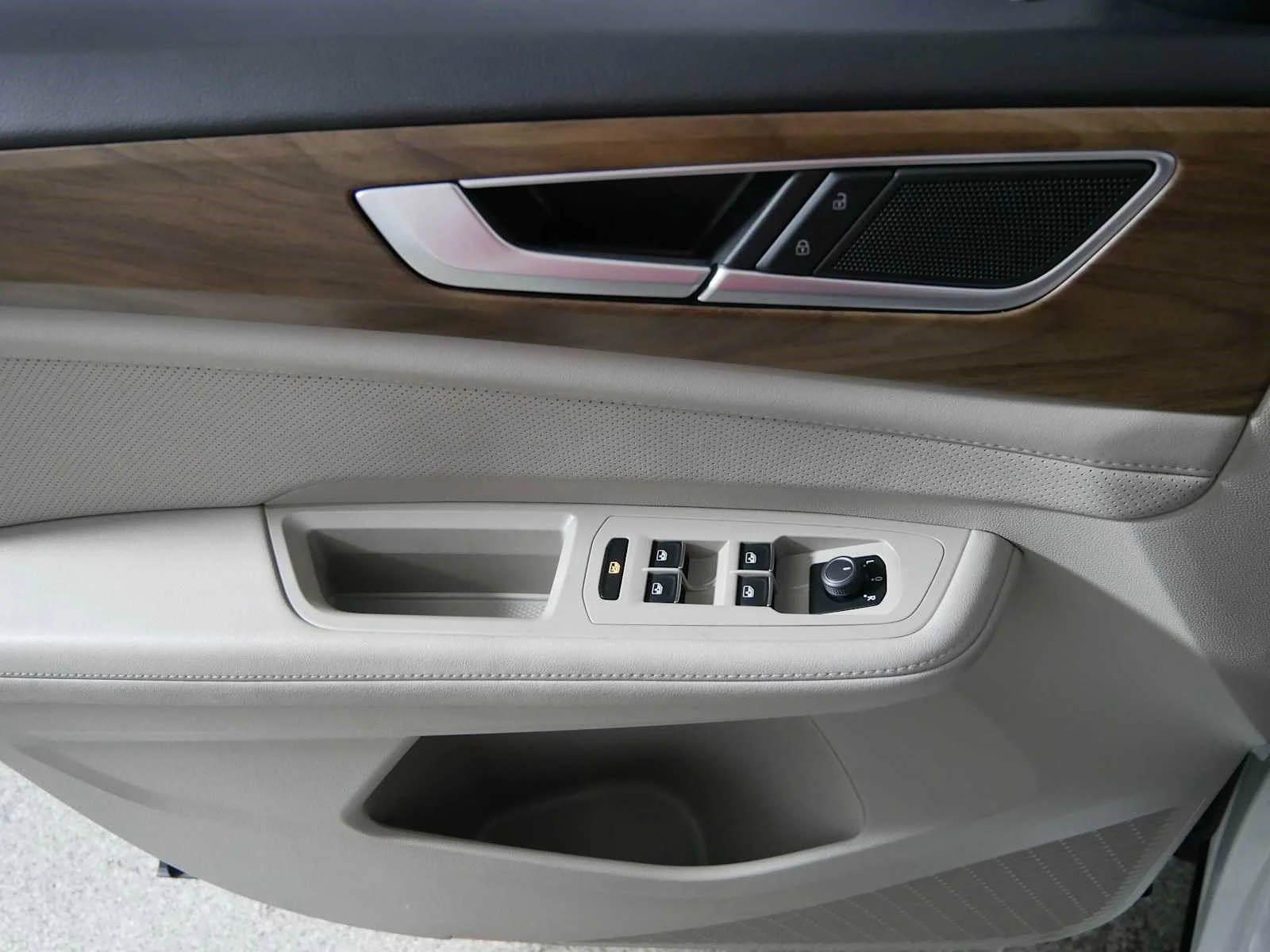 Used 2025  Volkswagen 2.0T SE image 19