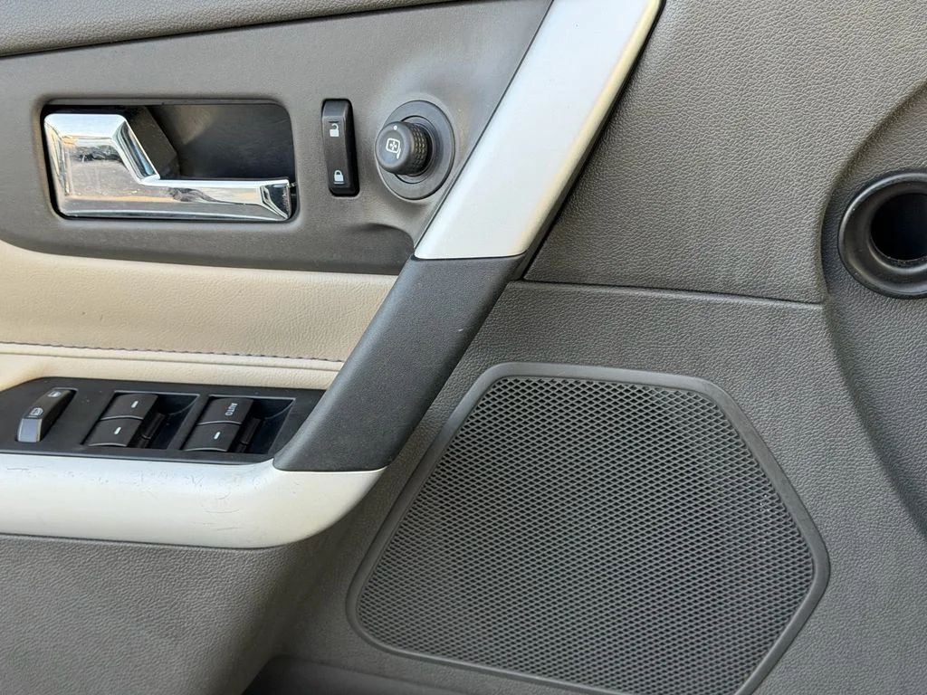 Used 2011 White Suede Ford SE image 25
