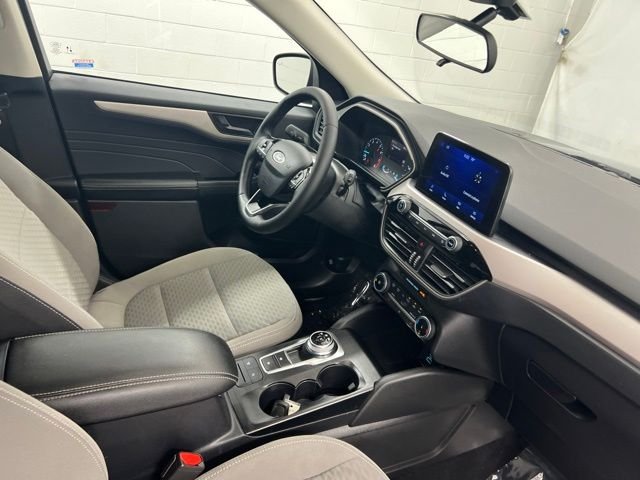 Used 2022 Black Ford SE image 24