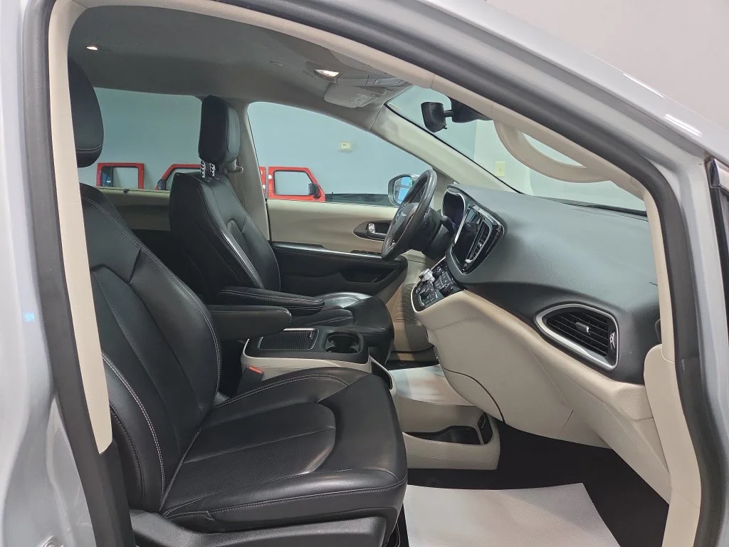 Used 2023 Silver Chrysler Touring L image 17