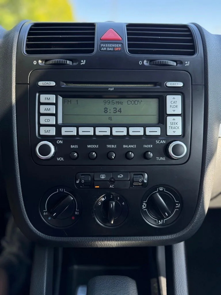 Used 2009  Volkswagen 2.5L SE image 16