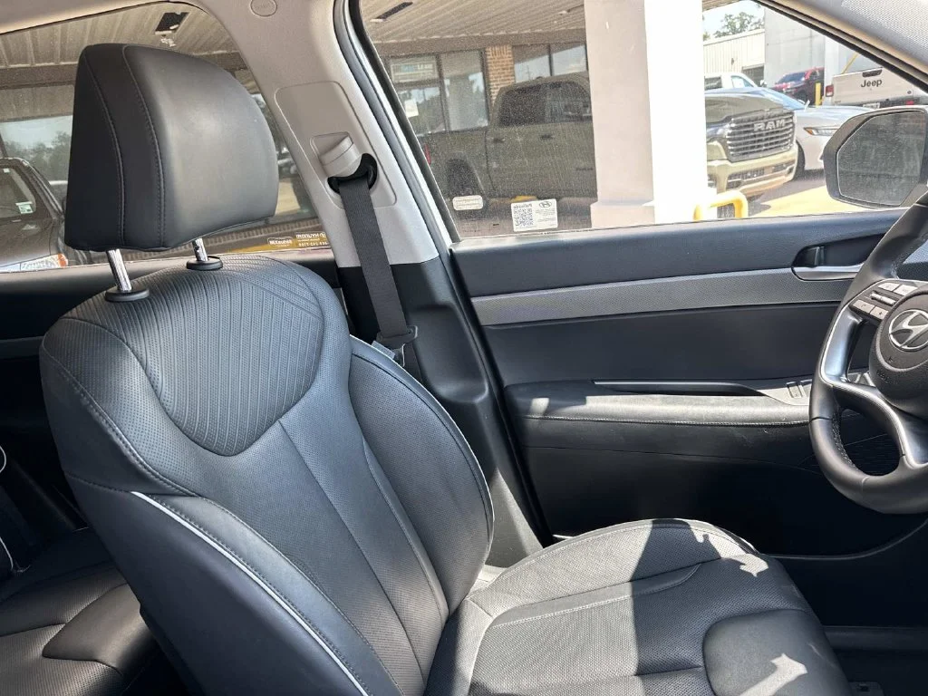 Used 2025 Silver Hyundai SEL image 23