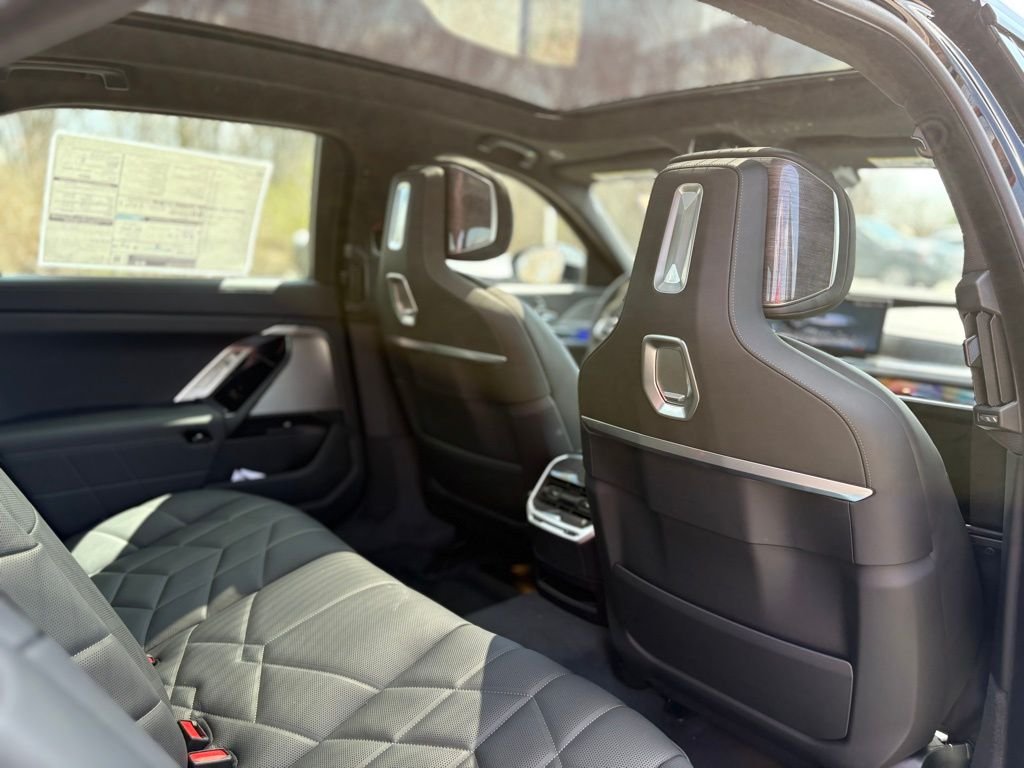 2025 BMW 7 Series 760i - Photo 21