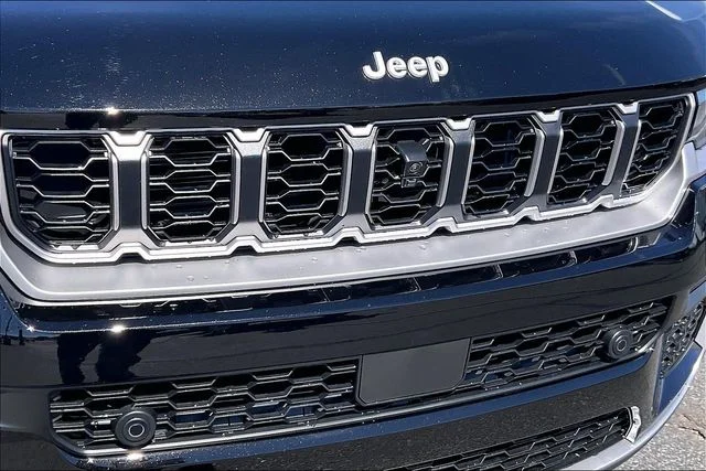 New 2026 Diamond Black Crystal Pearl-Coat Exterior Paint Jeep Limited image 35