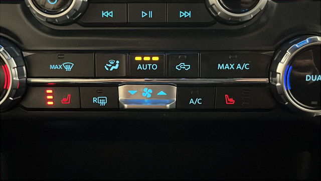 Used 2023 Atlas Blue Metallic Ford XLT image 27