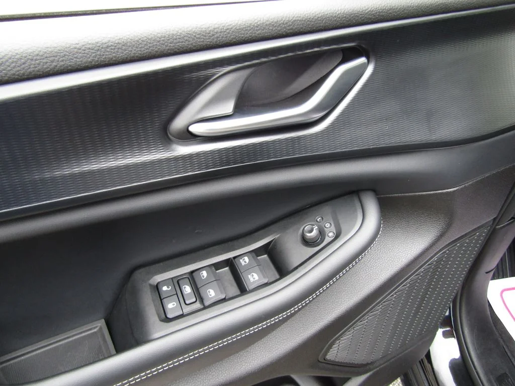 Used 2025 Diamond Black Jeep Altitude image 21