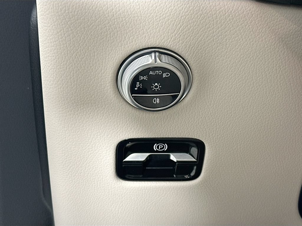 New 2026 Verde Silver Metallic Mercedes-Benz GLC 300 image 43
