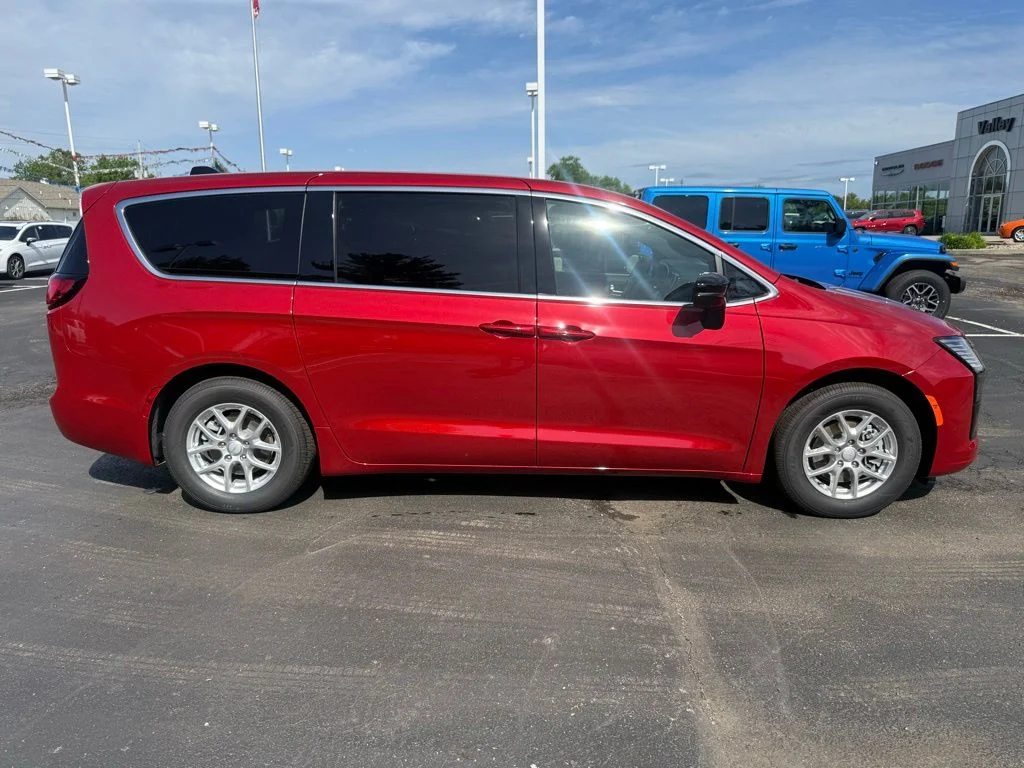 New 2027 Red Hot Pearl-Coat Exterior Paint Chrysler Select image 8