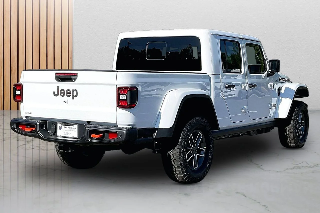 New 2026 Bright White Clear-Coat Exterior Paint Jeep Mojave X image 9