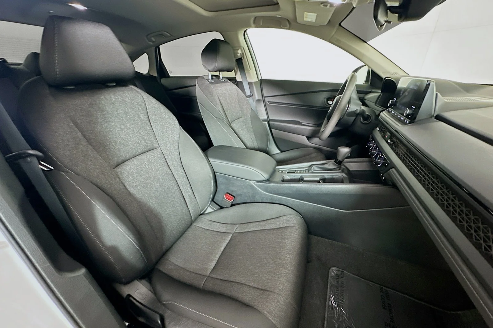 Used 2025 Platinum White Pearl Honda SE image 8