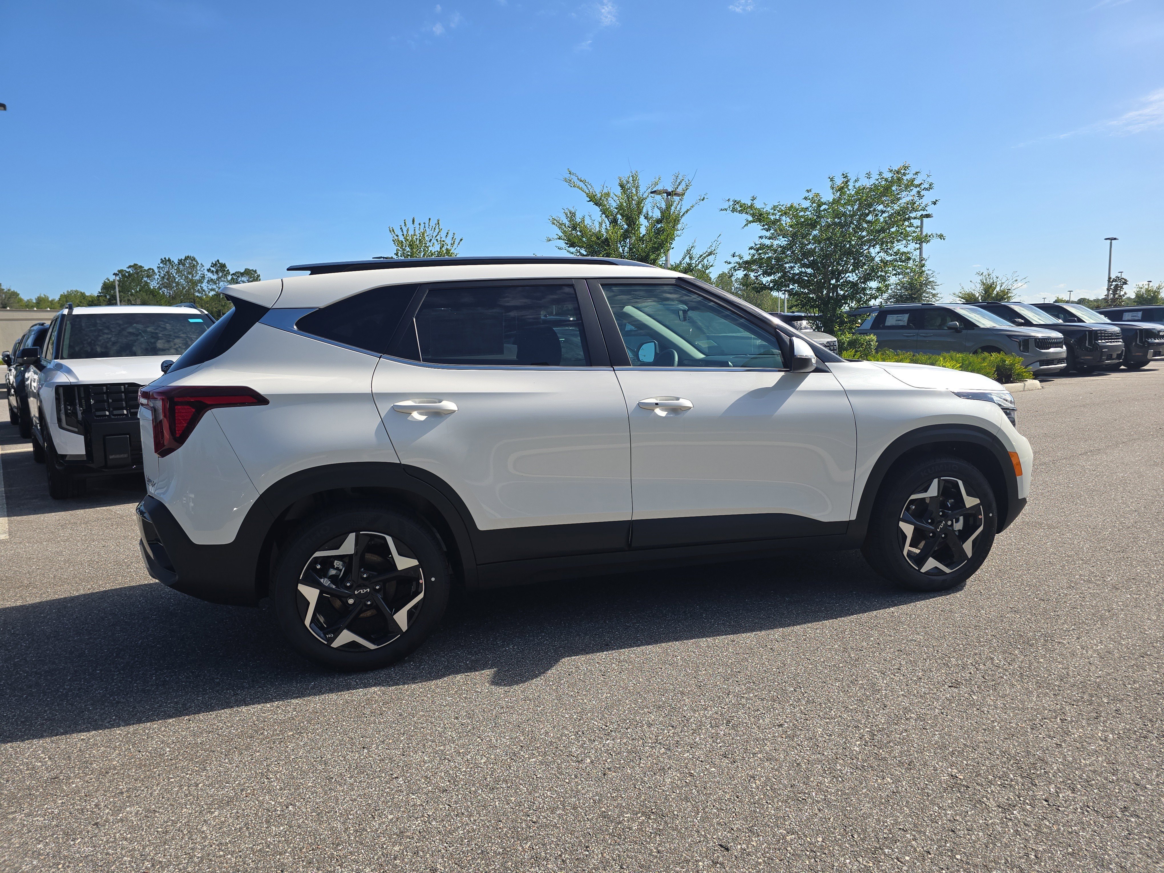 New 2026 Snow White Pearl Kia EX image 9