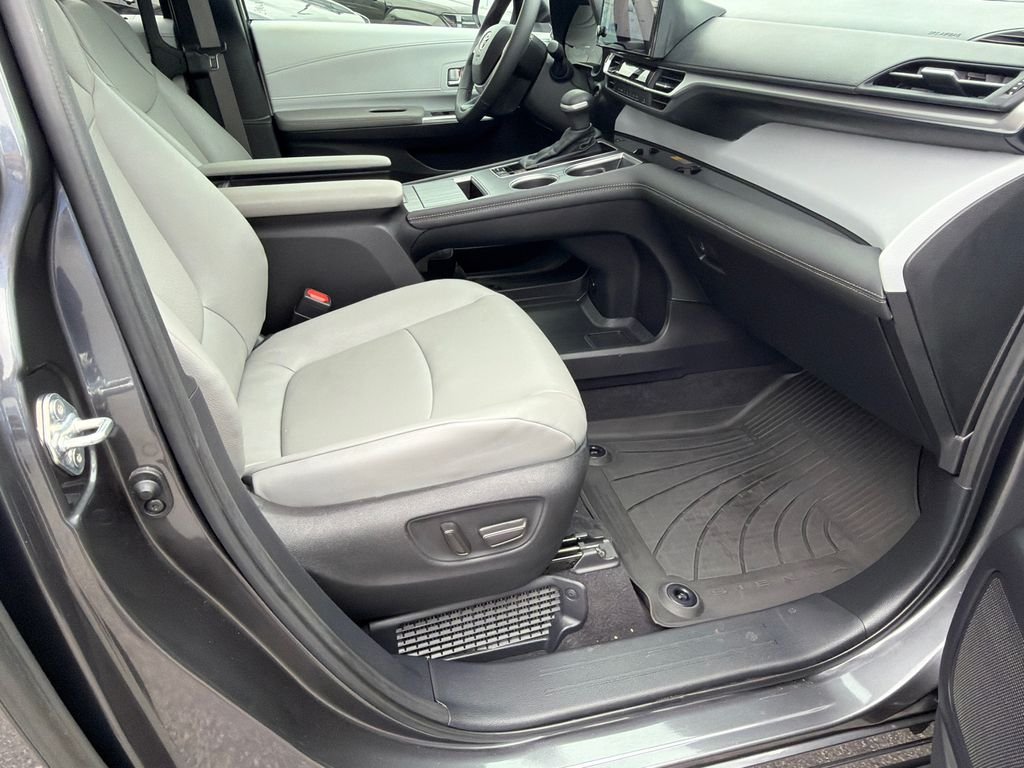 2025 Toyota Sienna XLE - Photo 13