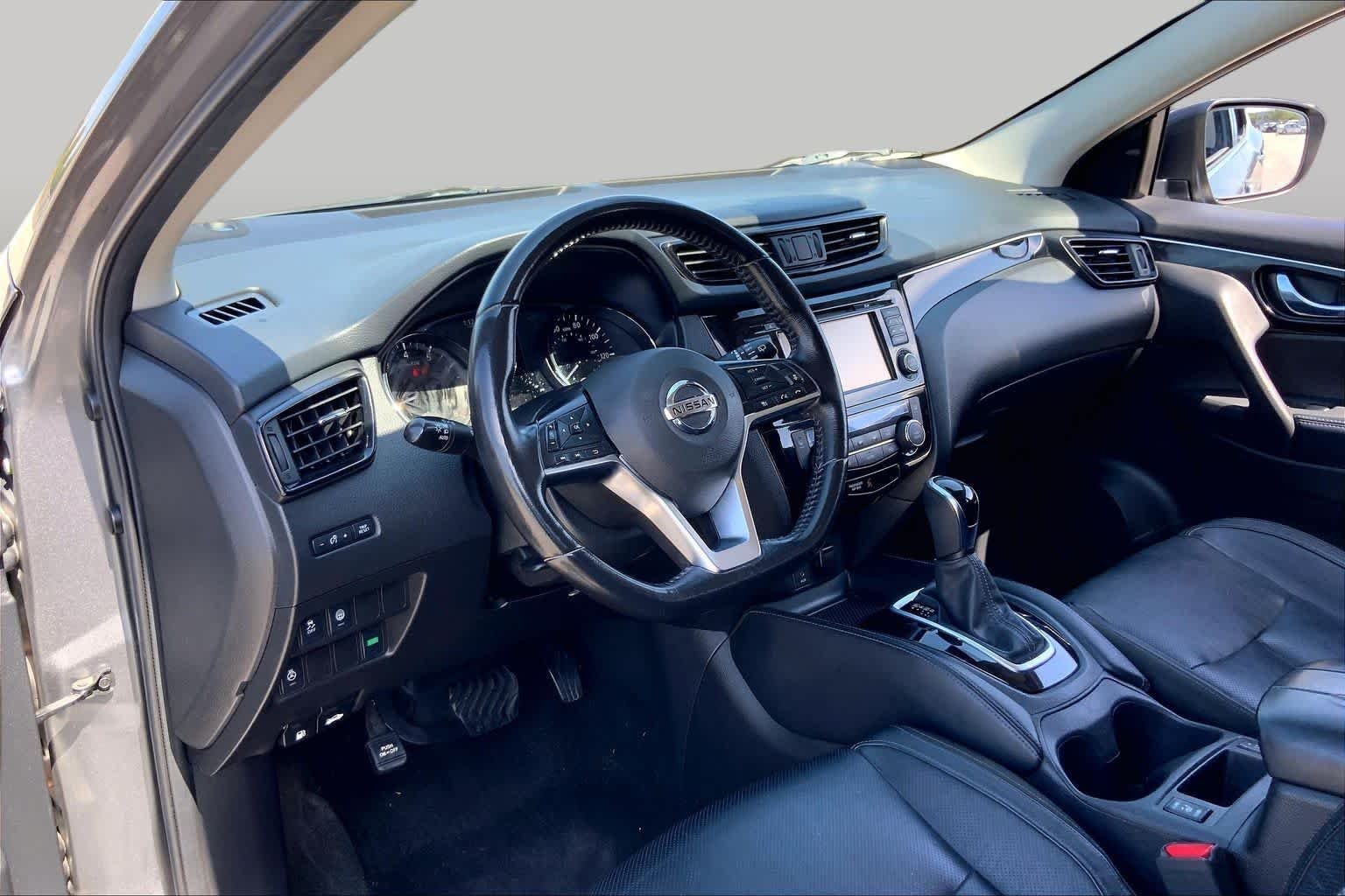 Used 2018 Gun Metallic Nissan SL image 17