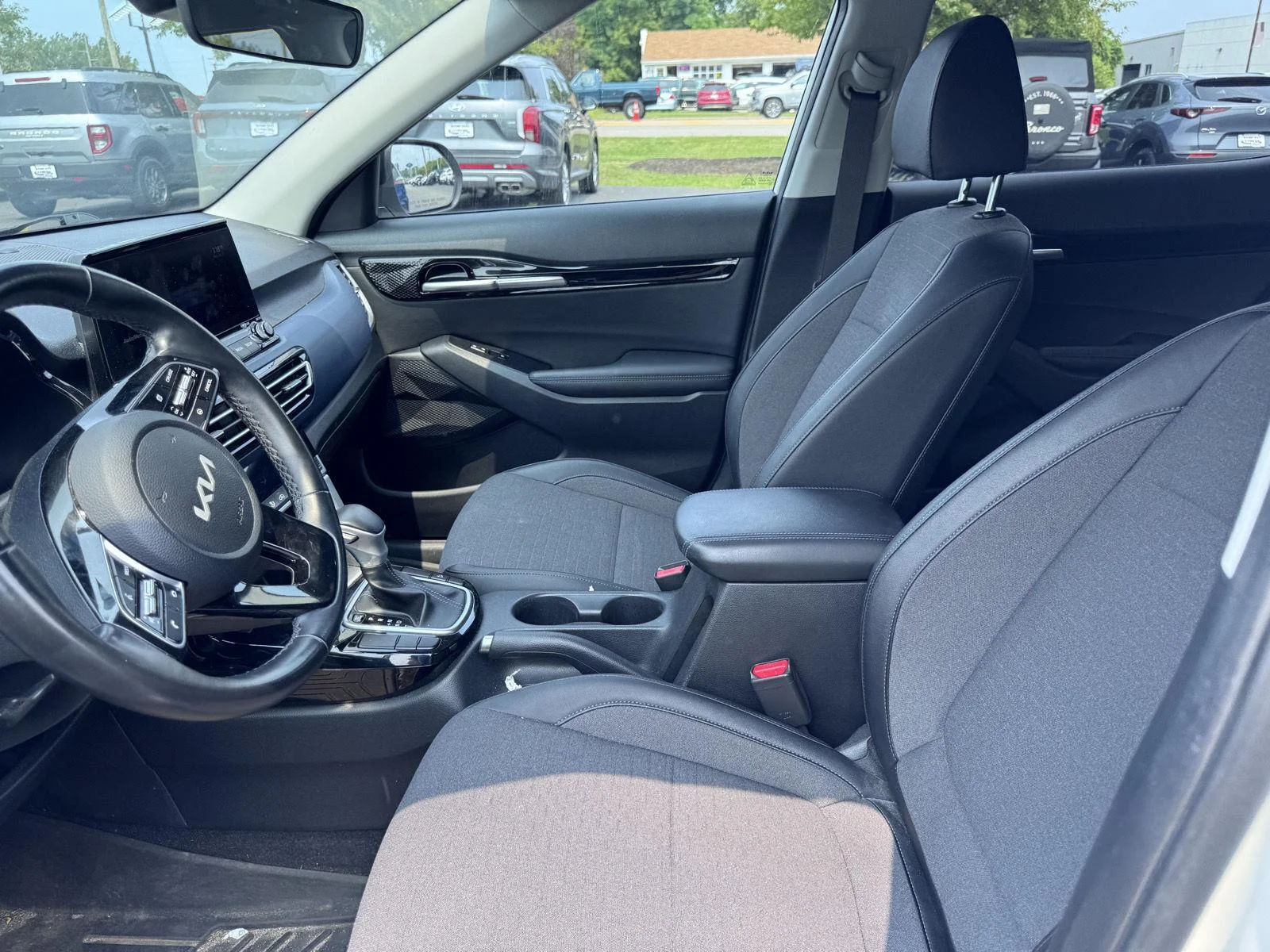 Used 2022 Clear White/Black Roof Kia S image 9