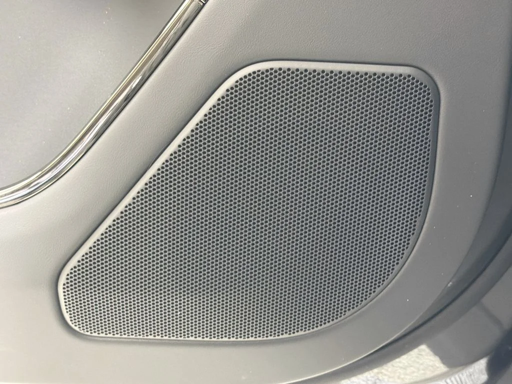 New 2026 Carpathian Grey Land Rover SE image 19