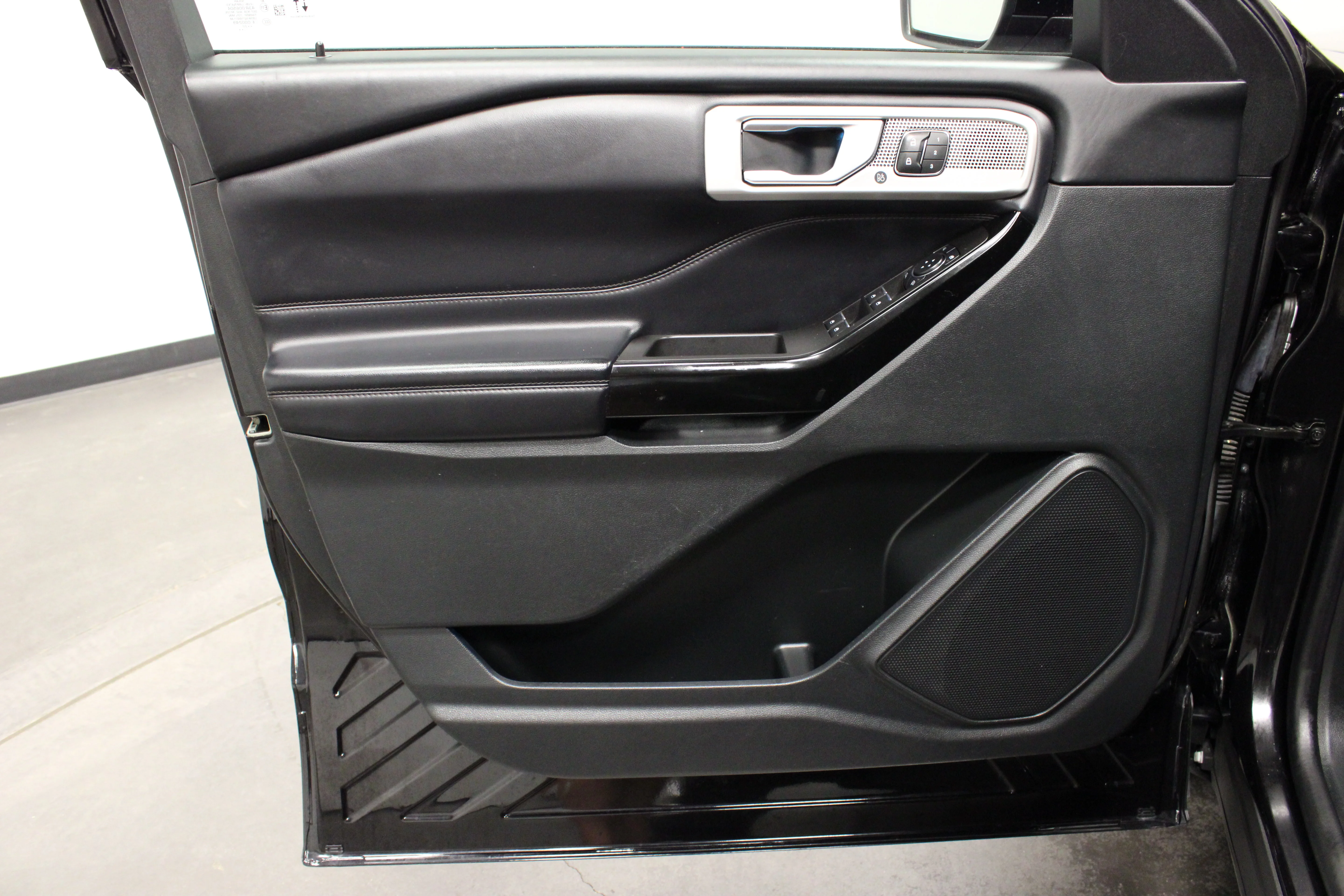 Used 2022 Agate Black Metallic Ford Platinum image 20
