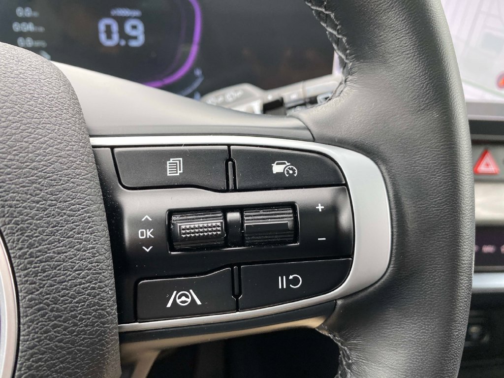 Used 2025 White Kia X-Line image 19