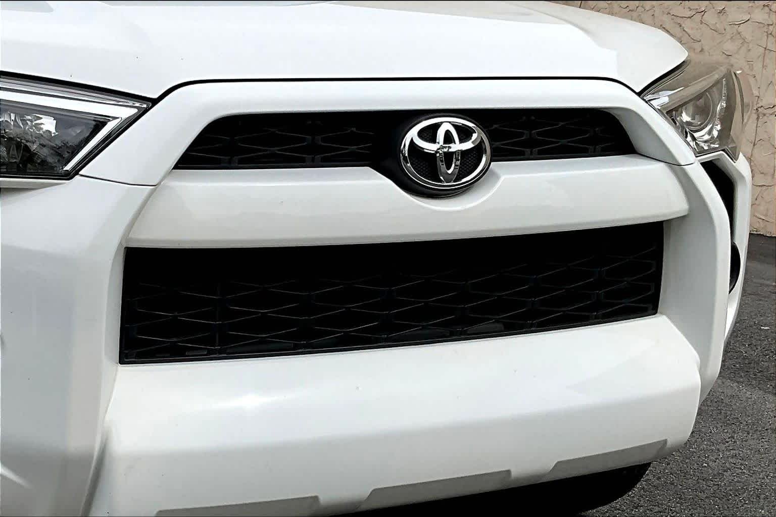 Used 2019 Super White Toyota SR5 image 29