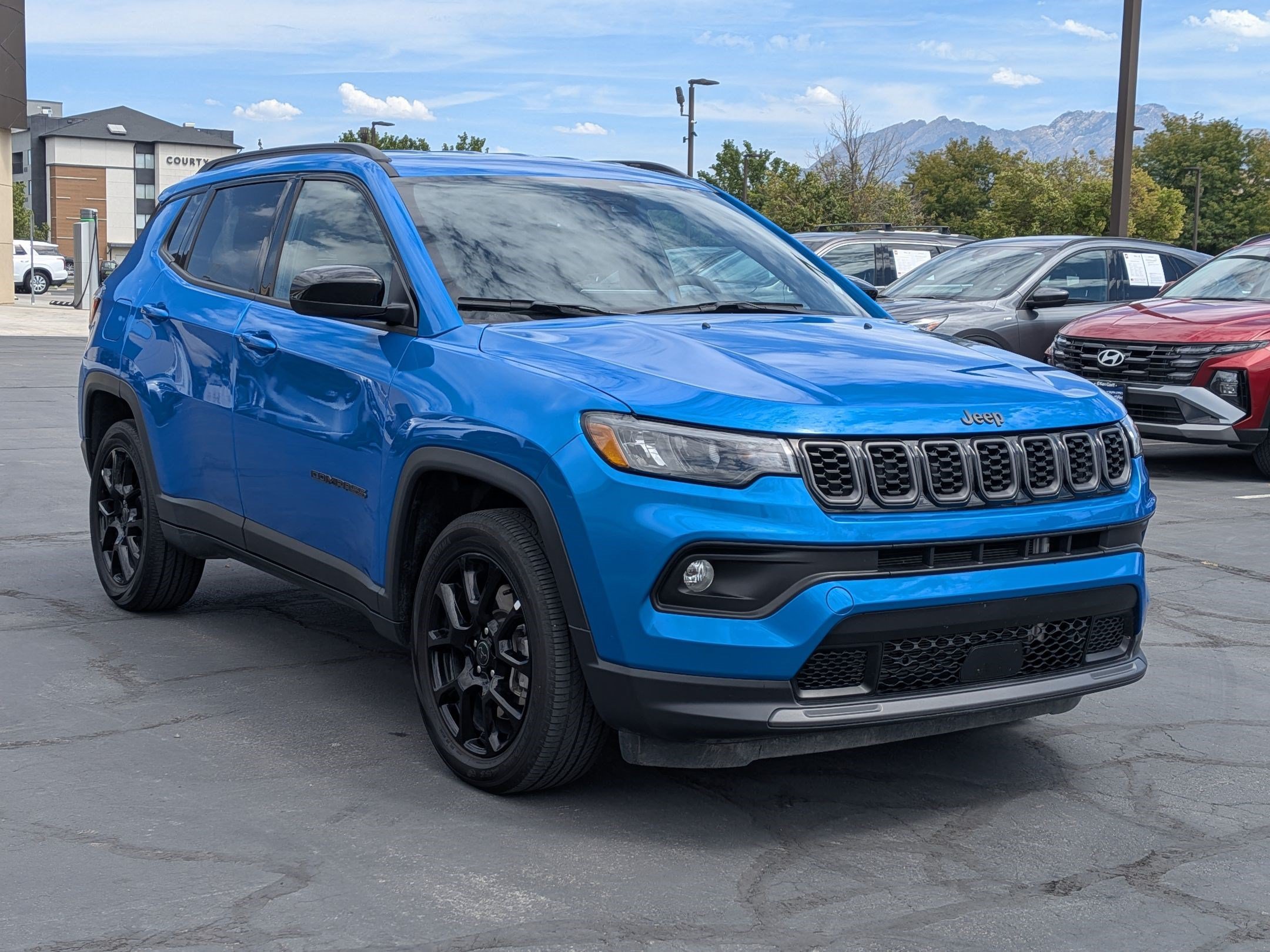 Ken Garff Cert 2025 Hydro Blue Pearlcoat Jeep Latitude image 10