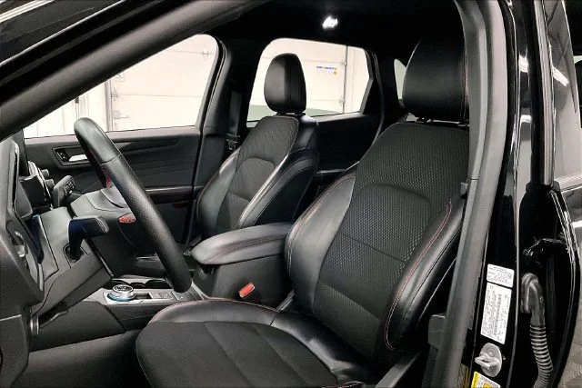 Used 2025 Agate Black Metallic Ford ST-Line image 22