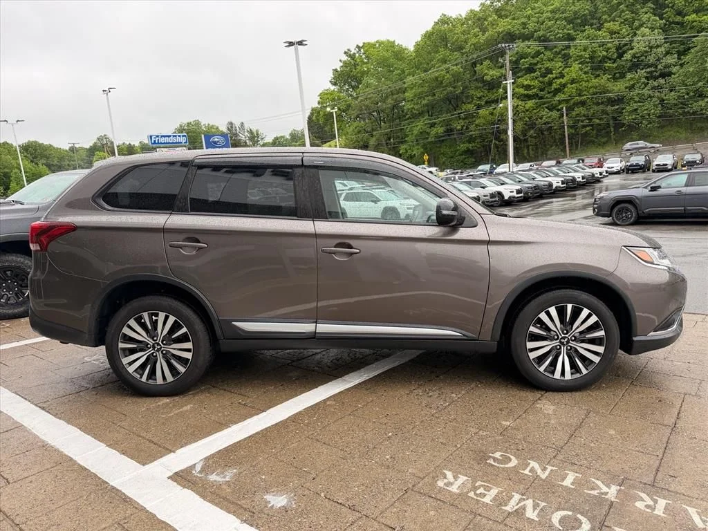 Used 2019  Mitsubishi SE image 16