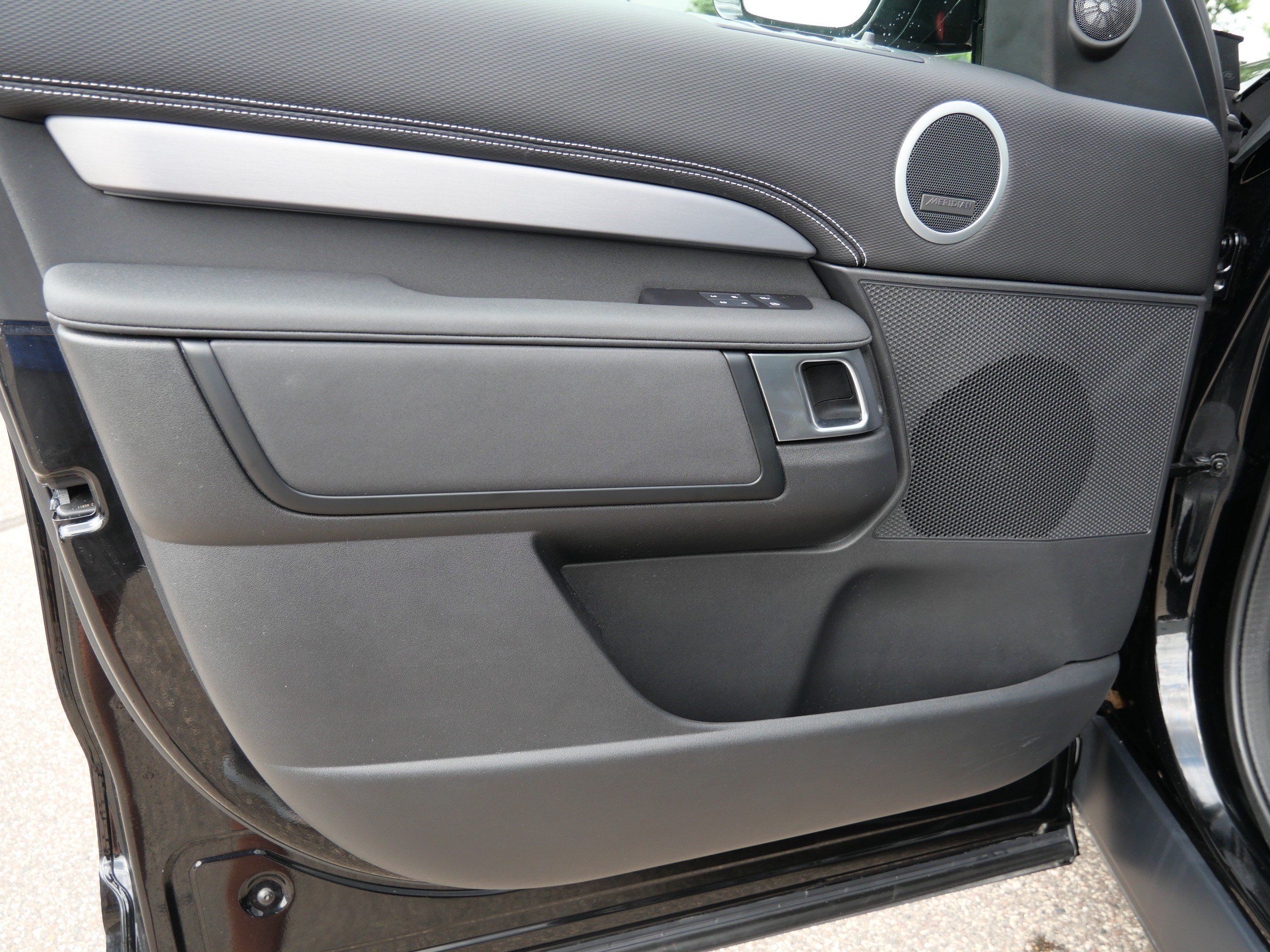 Certified Used 2025 Santorini Black Metallic Land Rover Dynamic SE image 13