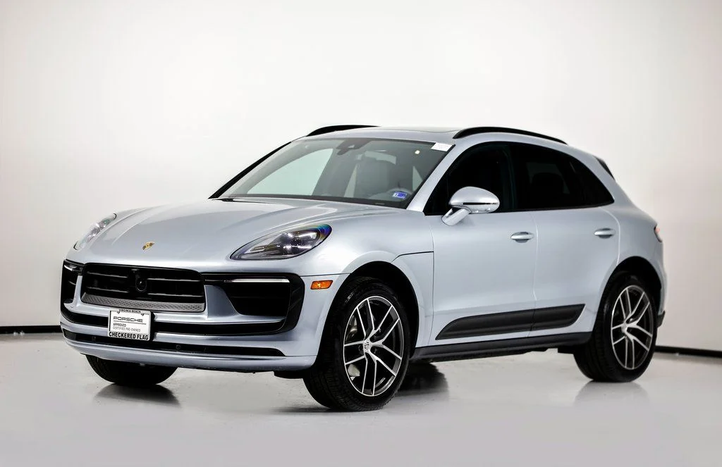2025 Porsche Macan's photo