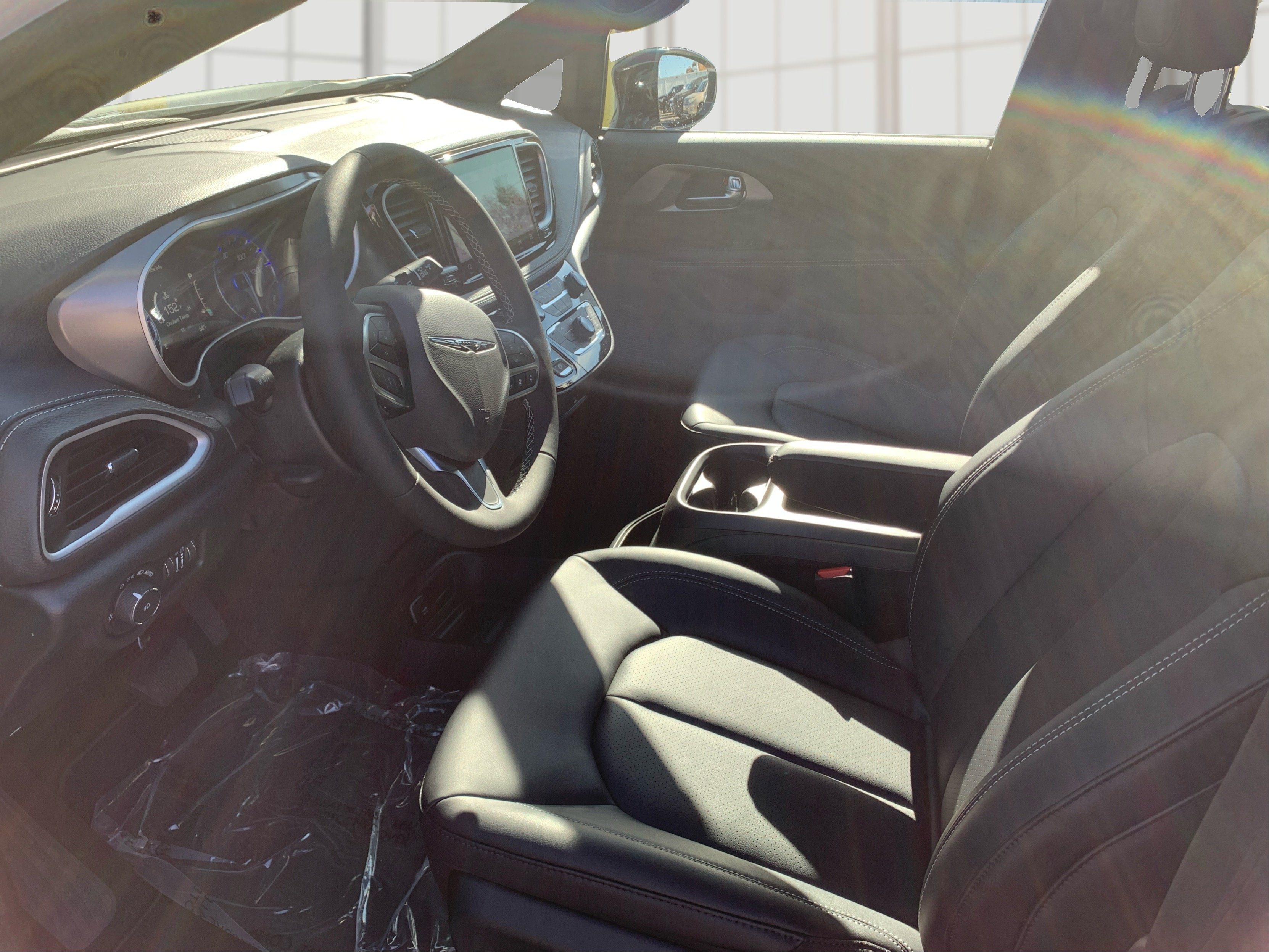 New 2026 Bright White Clear-Coat Exterior Paint Chrysler Select image 9
