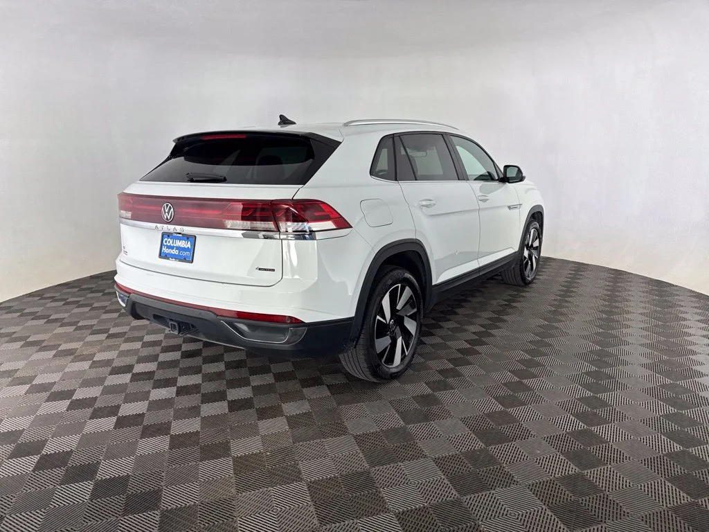 Used 2025  Volkswagen 2.0T SE w/Technology image 5