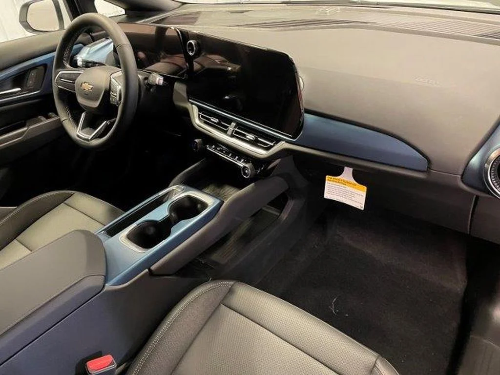 Used 2024 Summit White Chevrolet LT image 17
