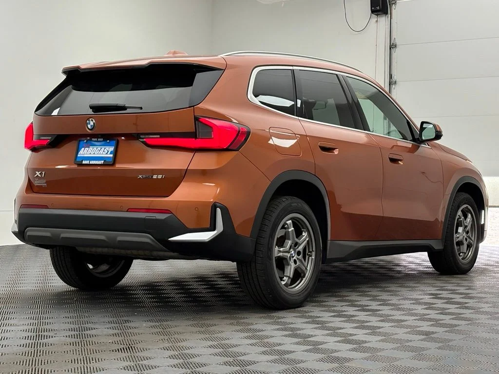 Used 2023 Utah Orange Metallic BMW xDrive28i image 9