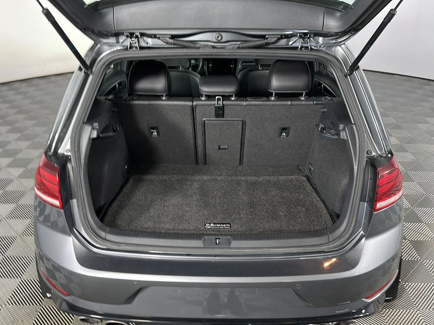 Used 2019 Indium Gray Metallic Volkswagen 4Motion image 7