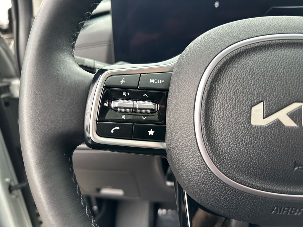 Used 2025 Ivory Kia SX Prestige image 20
