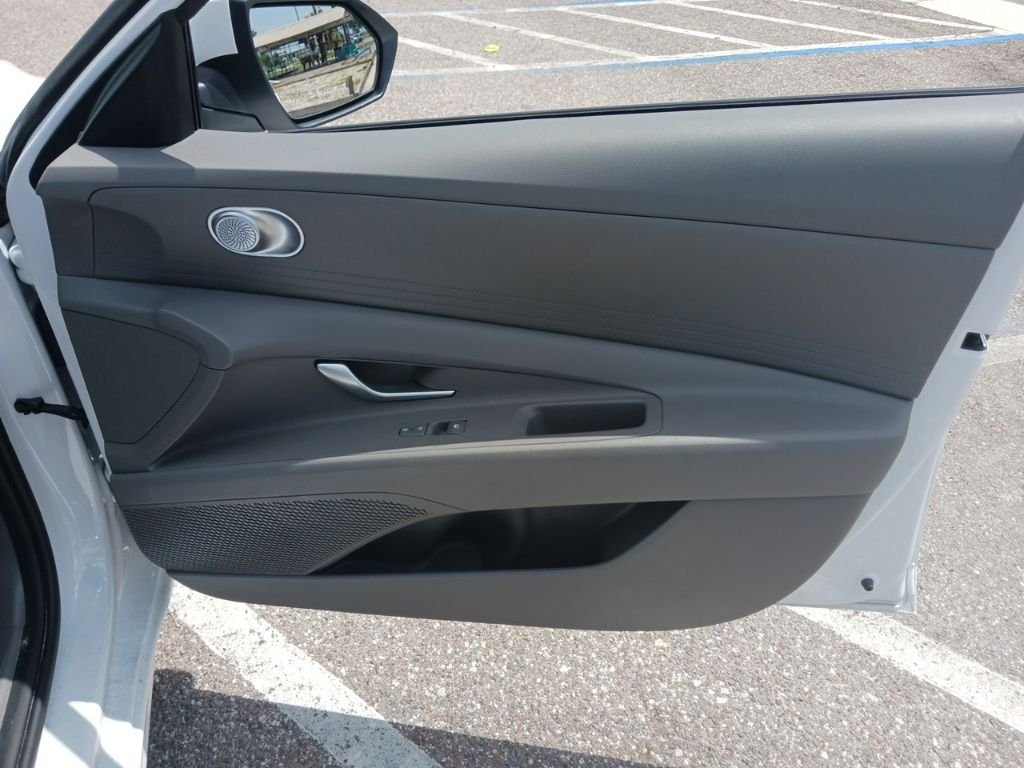 2025 Hyundai Elantra SE - Photo 17