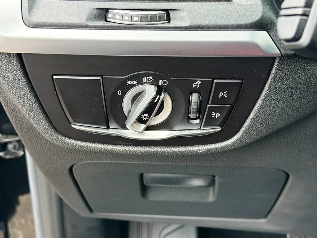 Used 2023  BMW xDrive30i image 10