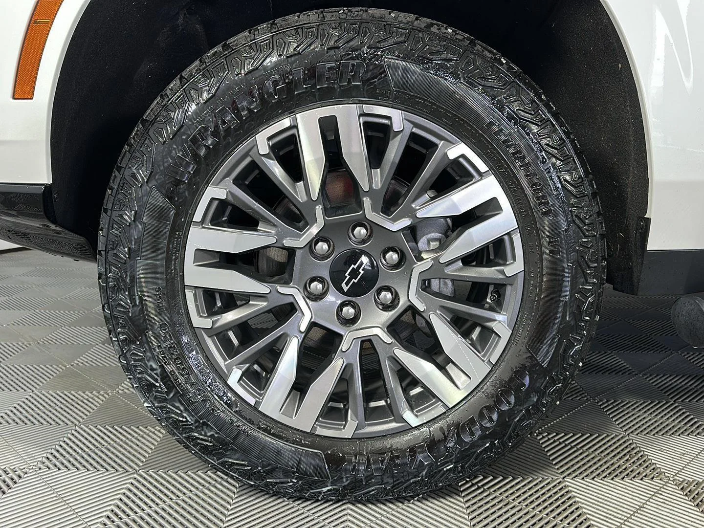 Used 2025 Iridescent Pearl Tricoat Chevrolet Z71 image 16