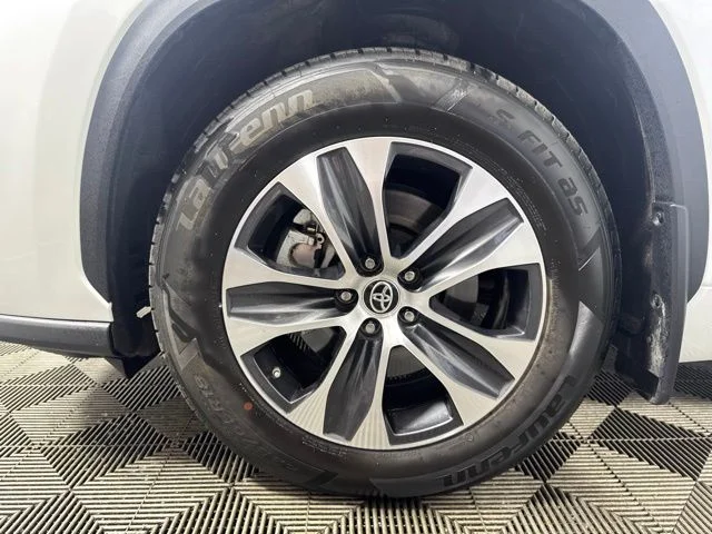 Used 2022 Pearl Toyota XLE image 10