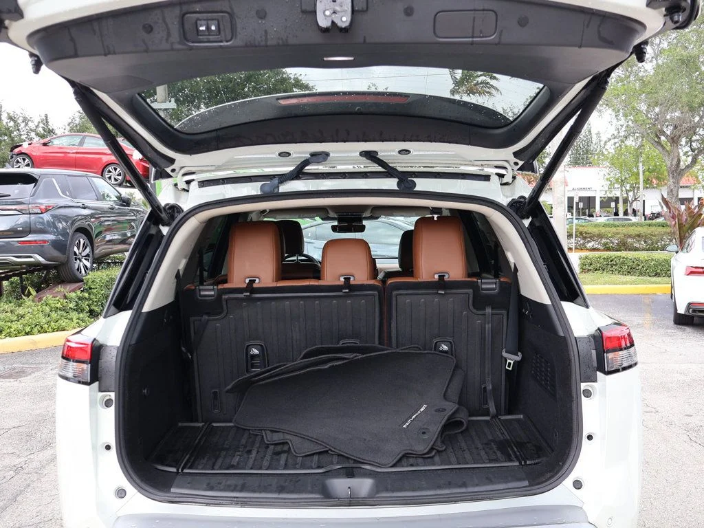 Used 2024 White Nissan Platinum image 22