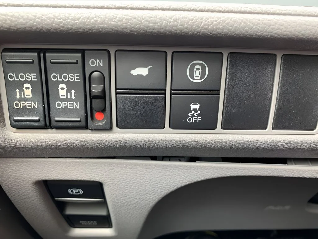 Used 2022 Silver Honda EX-L image 32