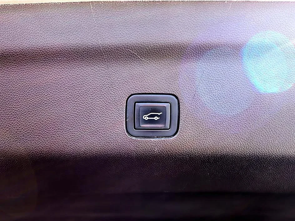 Used 2023 Pearl Beige Metallic GMC Denali image 10