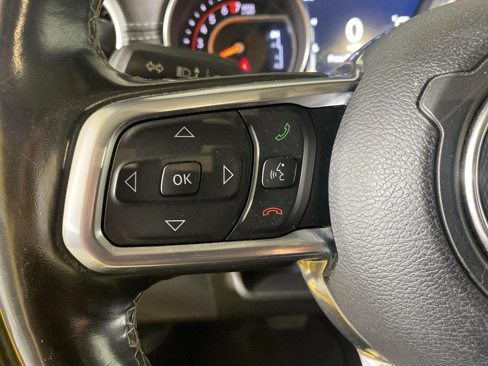 Used 2019 Hellayella Jeep Sahara image 17